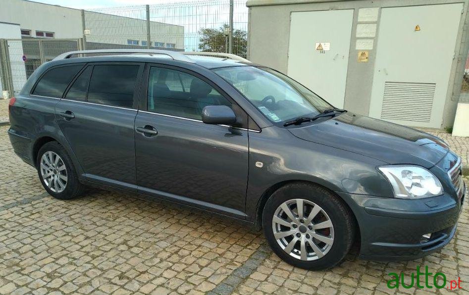 2005' Toyota Avensis Sw photo #2