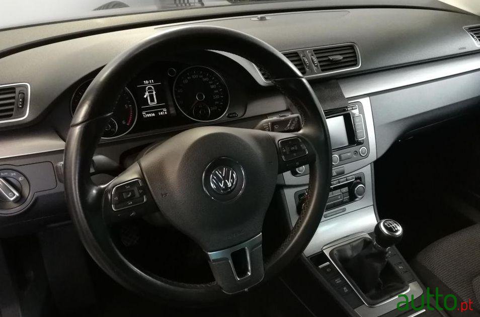 2011' Volkswagen Passat Variant photo #1