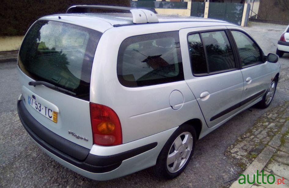 2002' Renault Megane Break photo #2