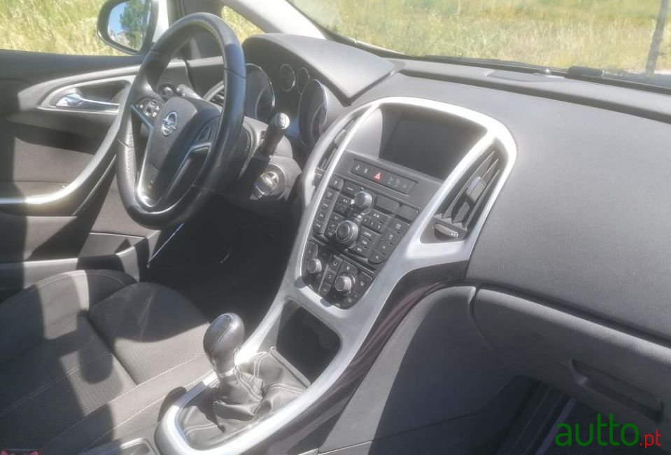 2011' Opel Astra Gtc photo #5