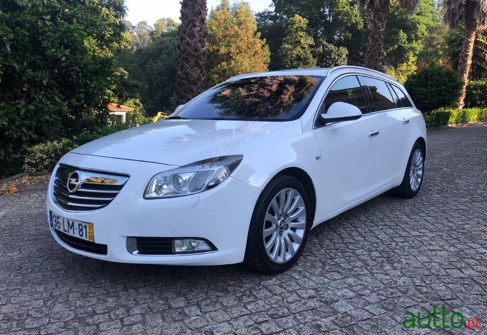 2011' Opel Insignia Sports Tourer photo #3