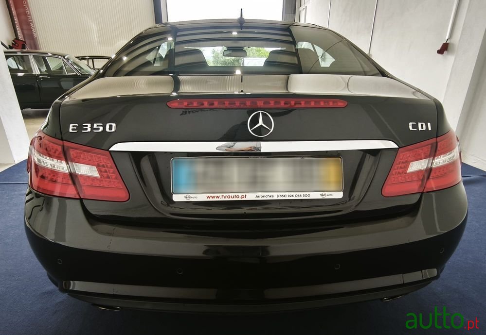 2010' Mercedes-Benz Classe E photo #2