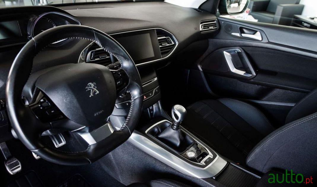 2015' Peugeot 308 photo #1