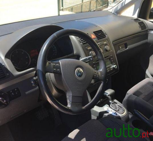 2005' Volkswagen Touran photo #1