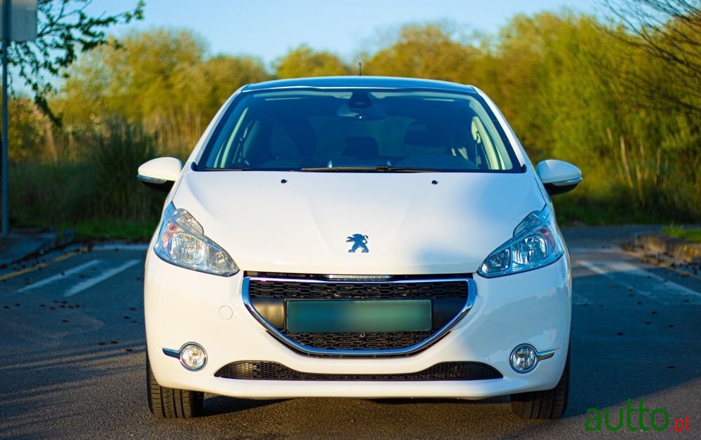 2012' Peugeot 208 photo #2