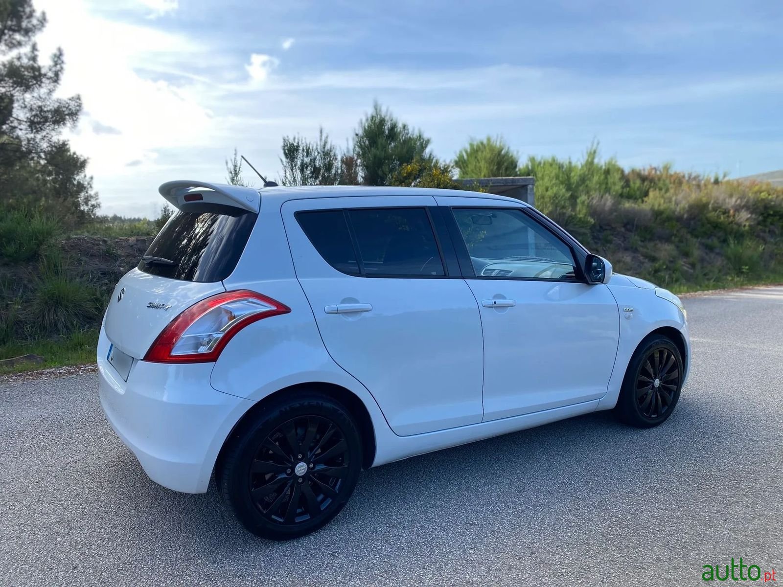 2011' Suzuki Swift photo #4