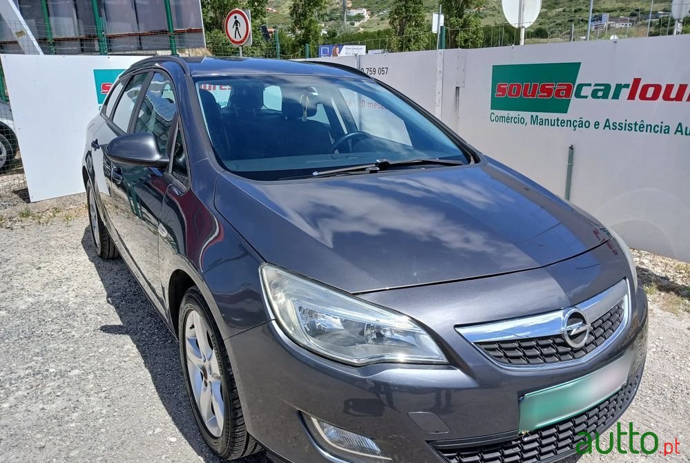 2011' Opel Astra Sports Tourer photo #4