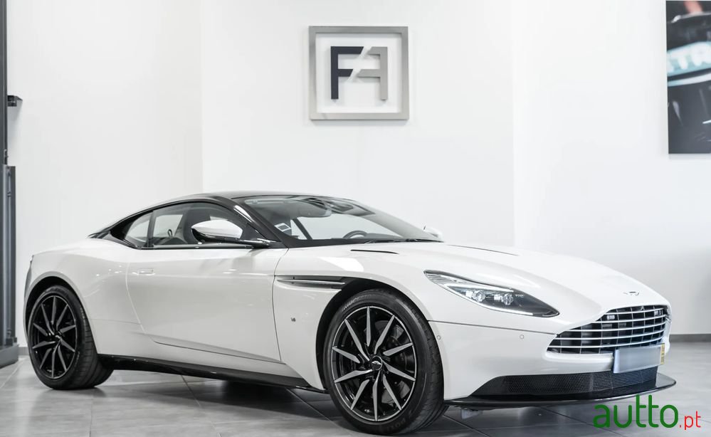 2019' Aston Martin DB11 Coupé photo #2