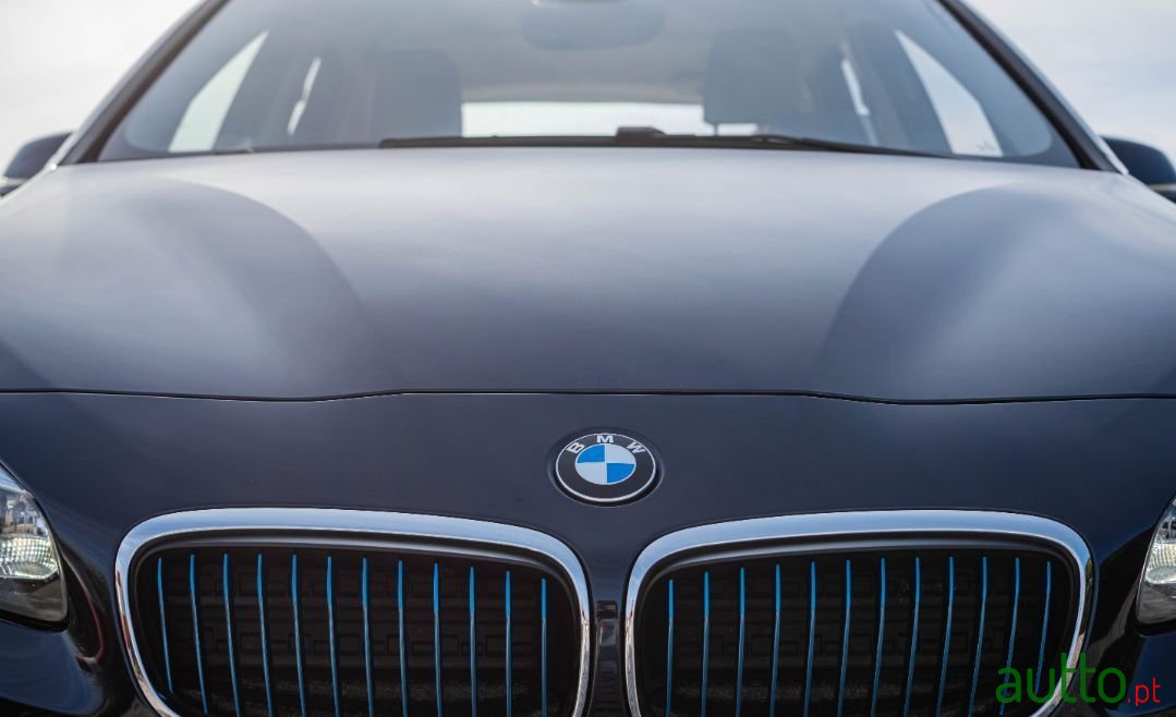 2017' BMW 225Xe Active Tourer photo #4