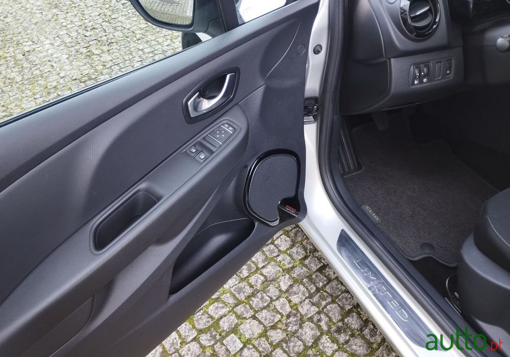 2019' Renault Clio Sport Tourer photo #4