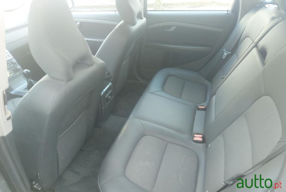 2010' Volvo V70 photo #6