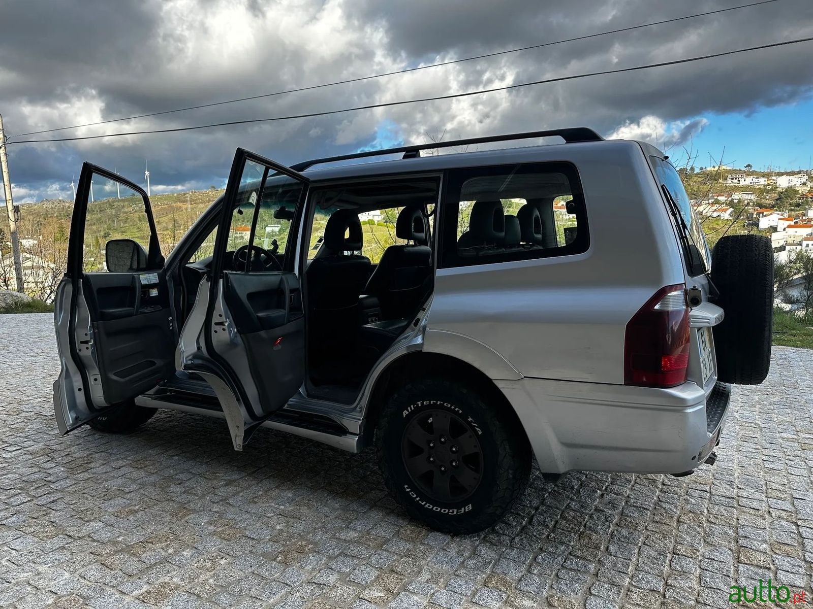 2004' Mitsubishi Pajero photo #2