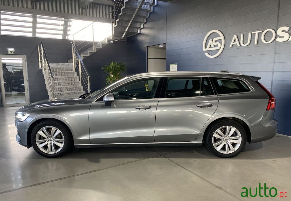 2019' Volvo V60 photo #2