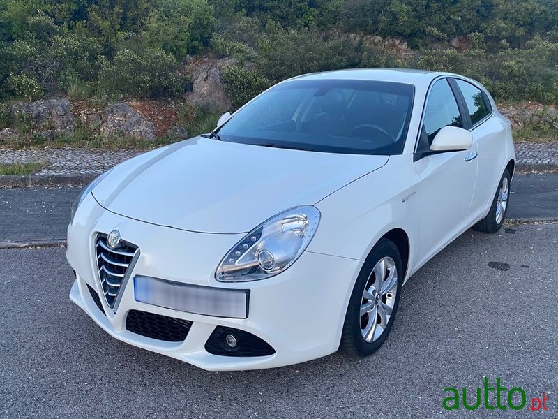 2012' Alfa Romeo Giulietta photo #1