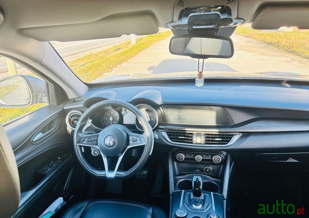2018' Alfa Romeo Stelvio photo #5
