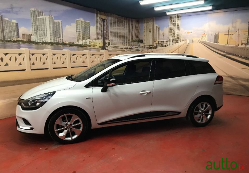 2018' Renault Clio Sport Tourer photo #3