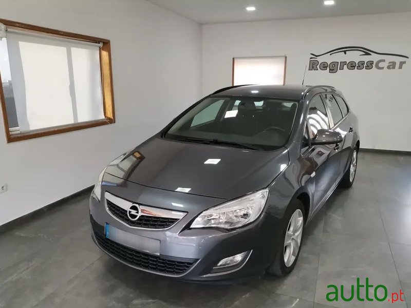 2011' Opel Astra Sports Tourer photo #3