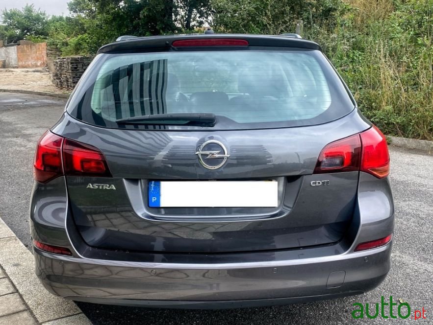 2011' Opel Astra Sports Tourer photo #3