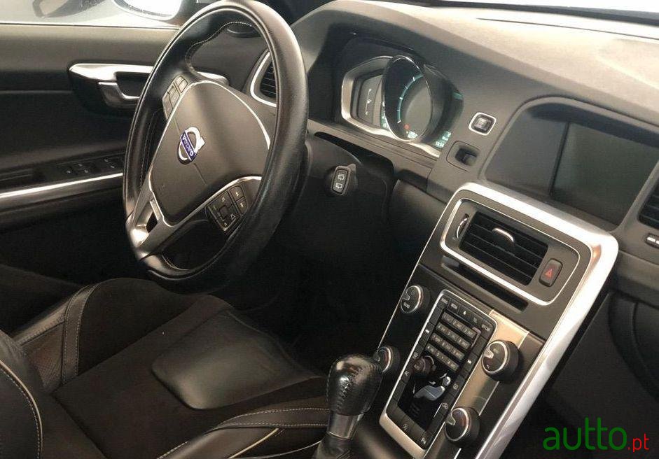 2013' Volvo V60 R Design photo #2