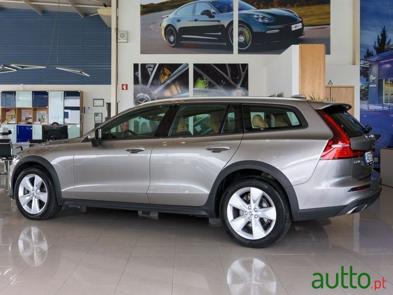 2020' Volvo V60 Cross Country photo #3