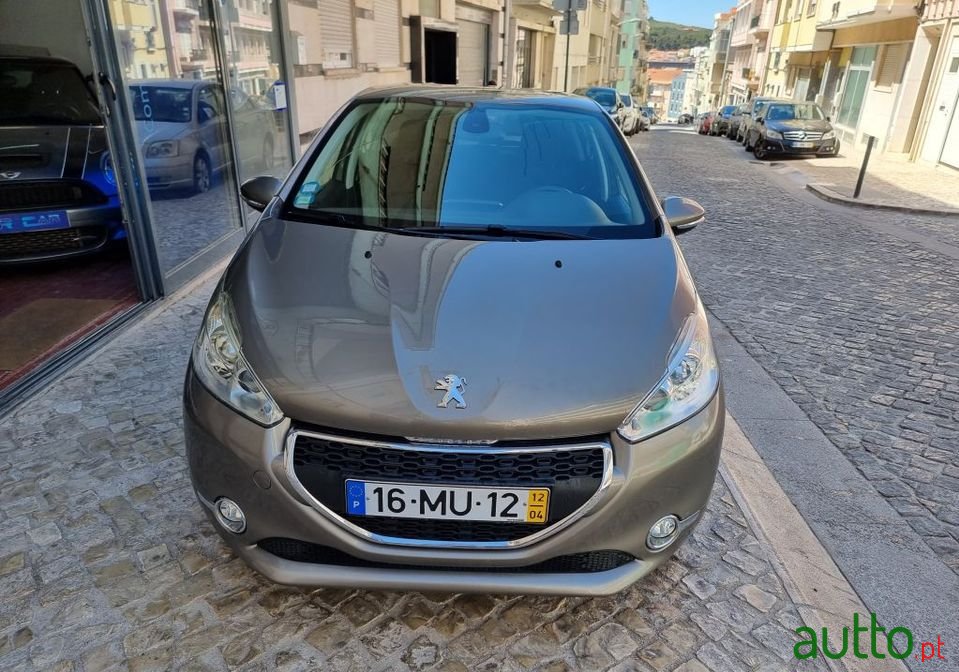 2012' Peugeot 208 photo #1