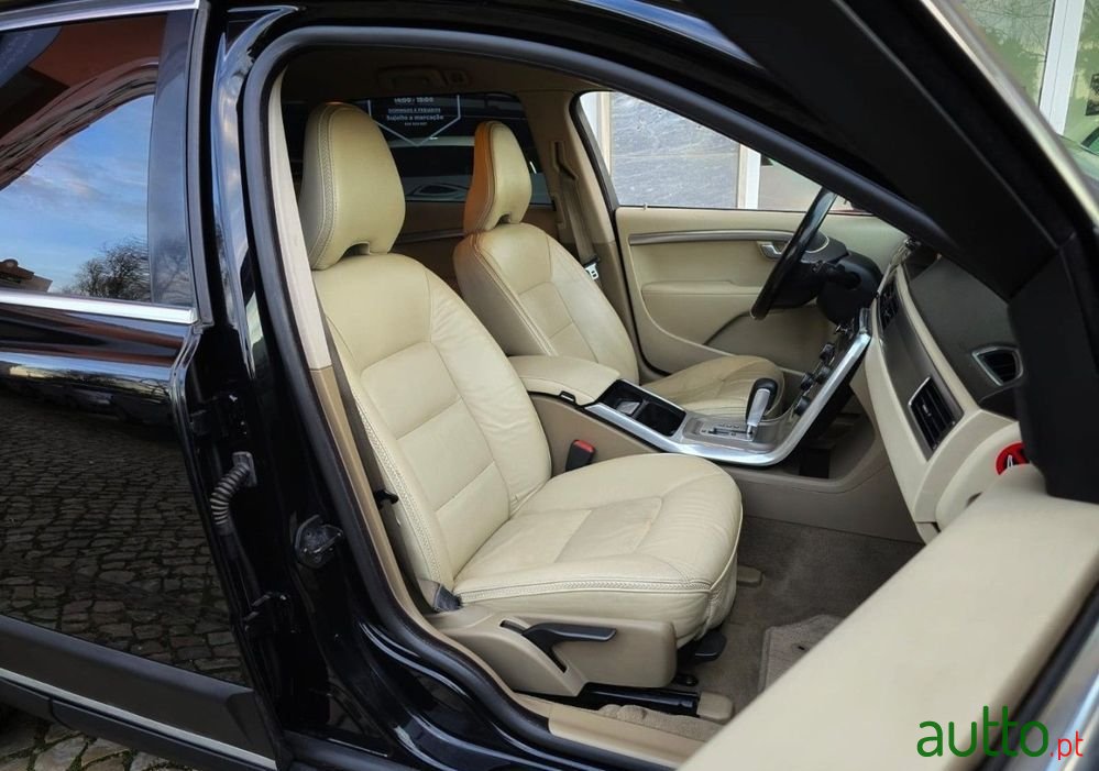 2011' Volvo Xc 70 photo #6