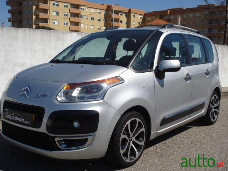 2011' Citroen C3 Picasso photo #2