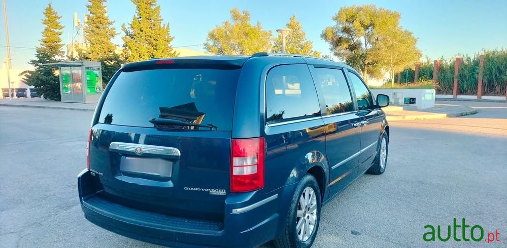2008' Chrysler Grand Voyager photo #4