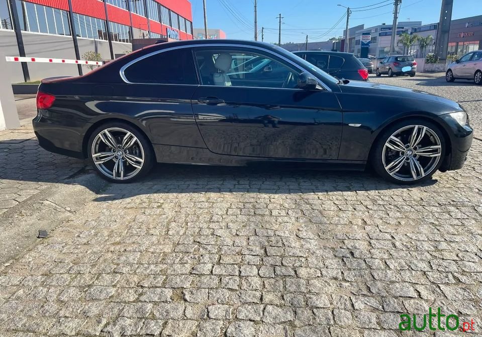 2011' BMW 320 photo #5