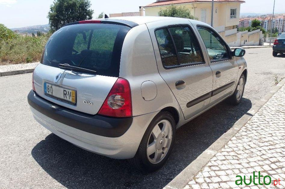 2001' Renault Clio photo #1