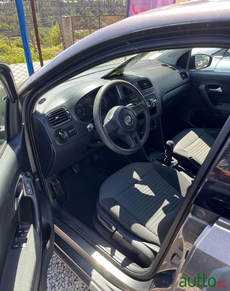 2014' Volkswagen Polo photo #3