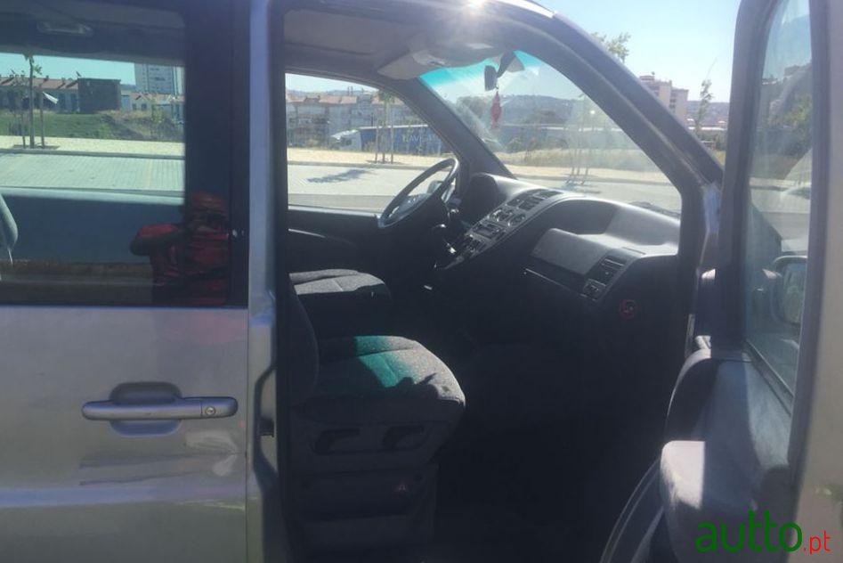 2001' Mercedes-Benz V-200 photo #1