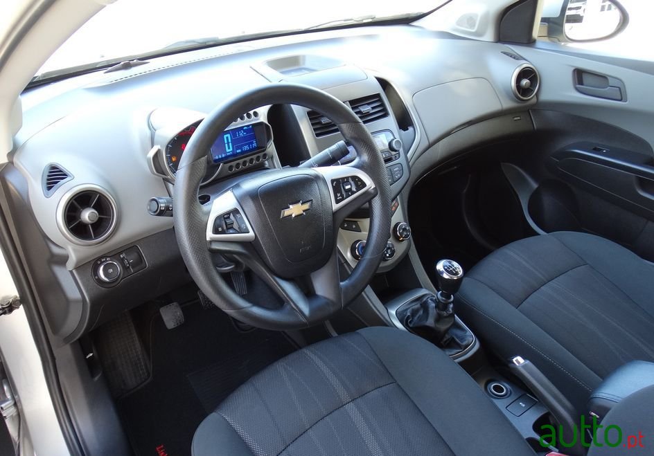 2013' Chevrolet Aveo photo #2