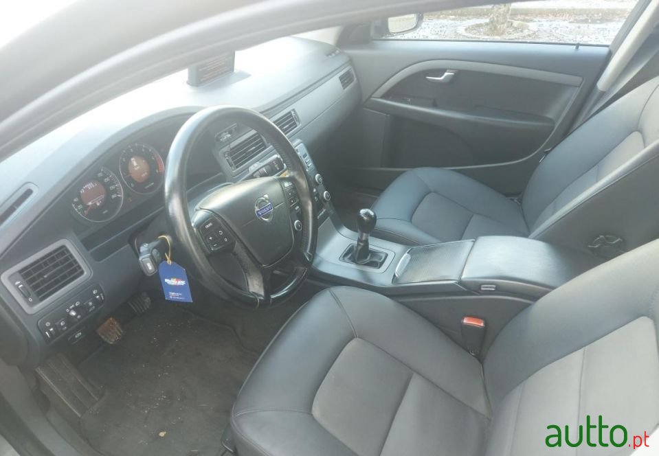 2010' Volvo V70 photo #5