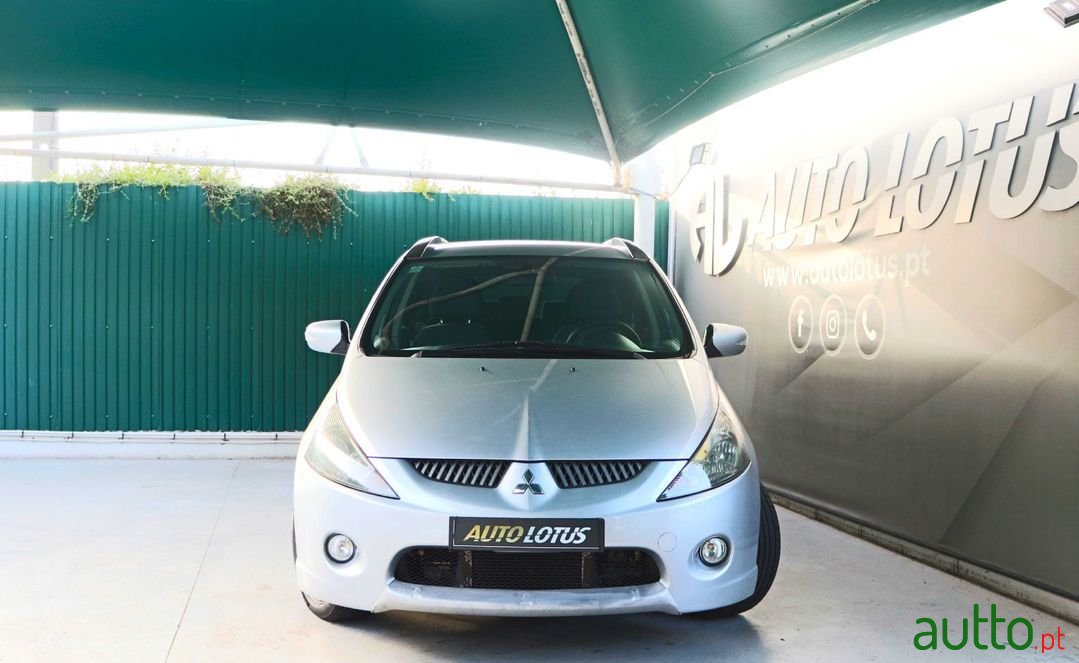 2007' Mitsubishi Grandis photo #2