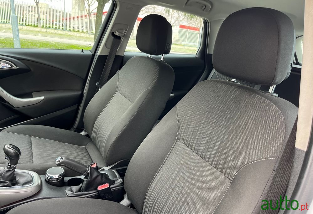 2011' Opel Astra Sports Tourer photo #4