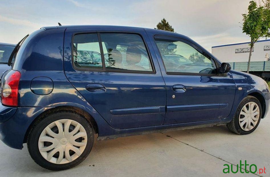 2002' Renault Clio 1.5 Dci photo #2