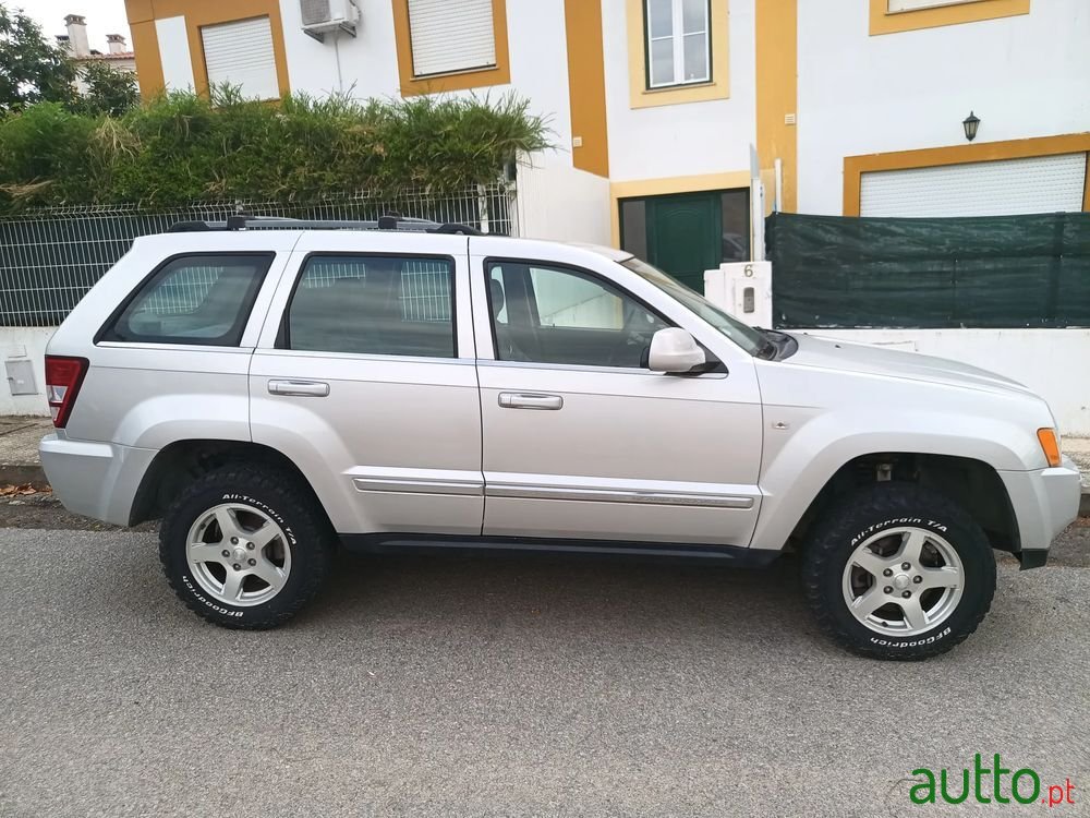 2005' Jeep Grand Cherokee photo #2
