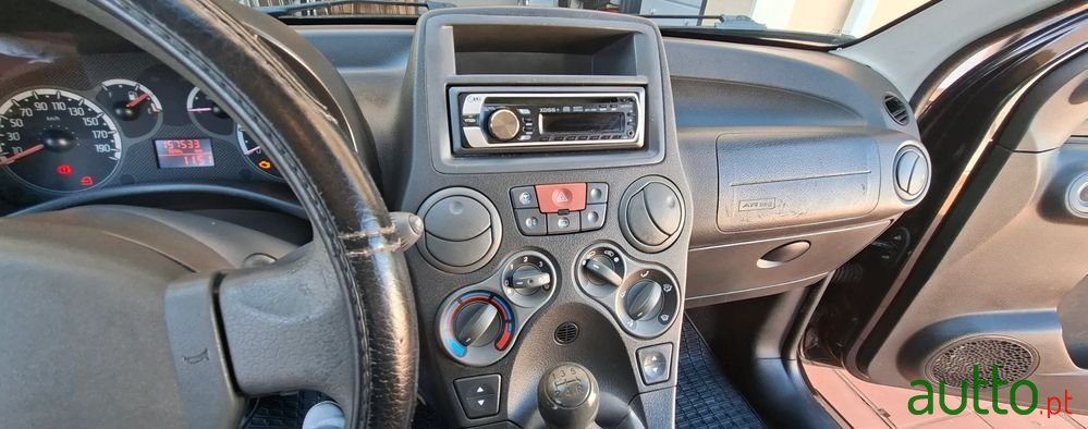 2011' Fiat Panda photo #2