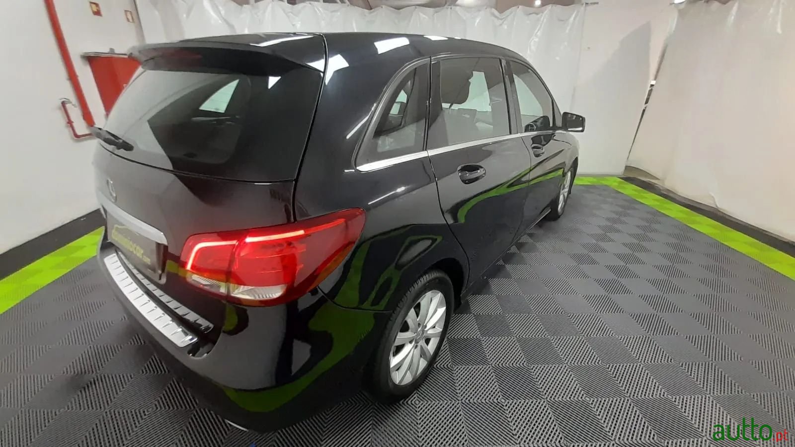 2015' Mercedes-Benz B-180 photo #3