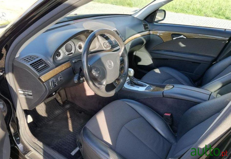 2006' Mercedes-Benz E-220 photo #1