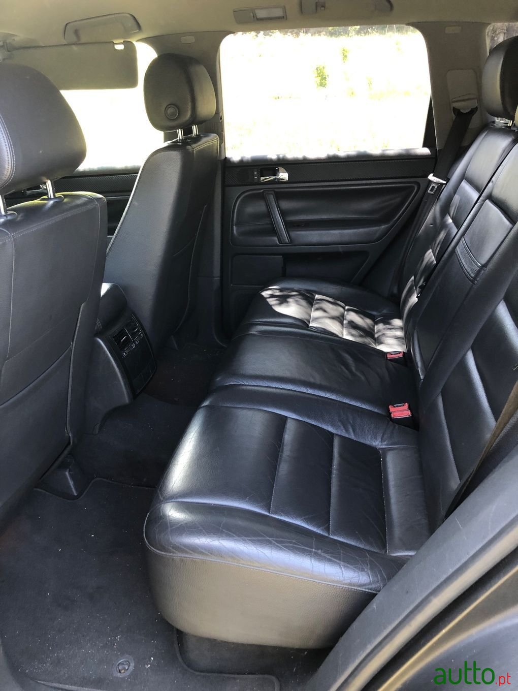 2004' Volkswagen Touareg photo #4