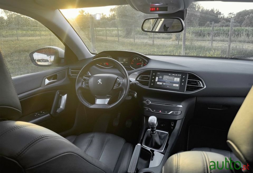 2015' Peugeot 308 Sw photo #3