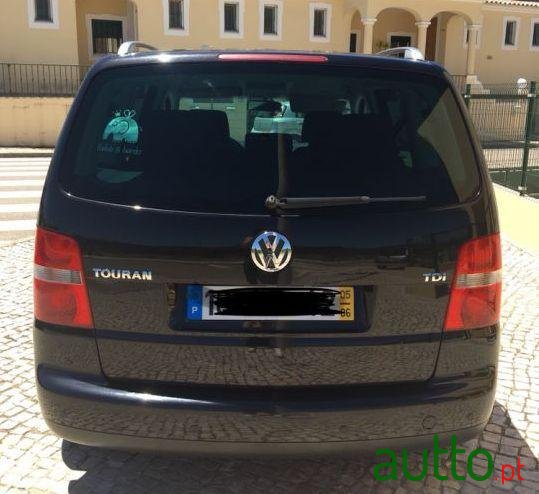 2005' Volkswagen Touran photo #3