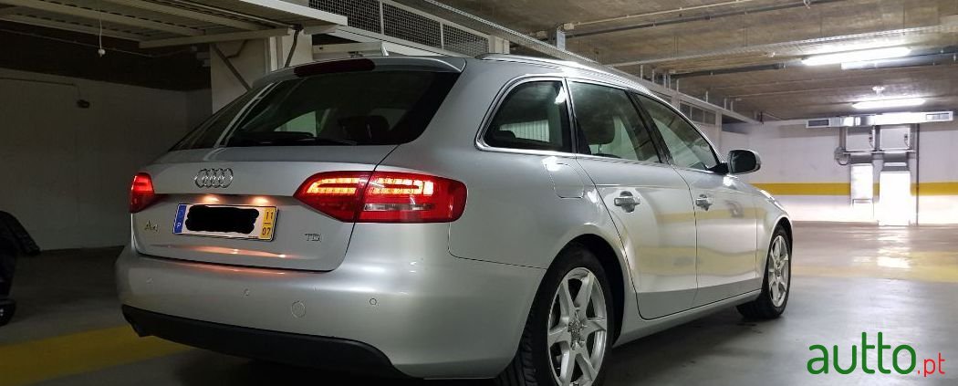 2011' Audi A4 Avant photo #2