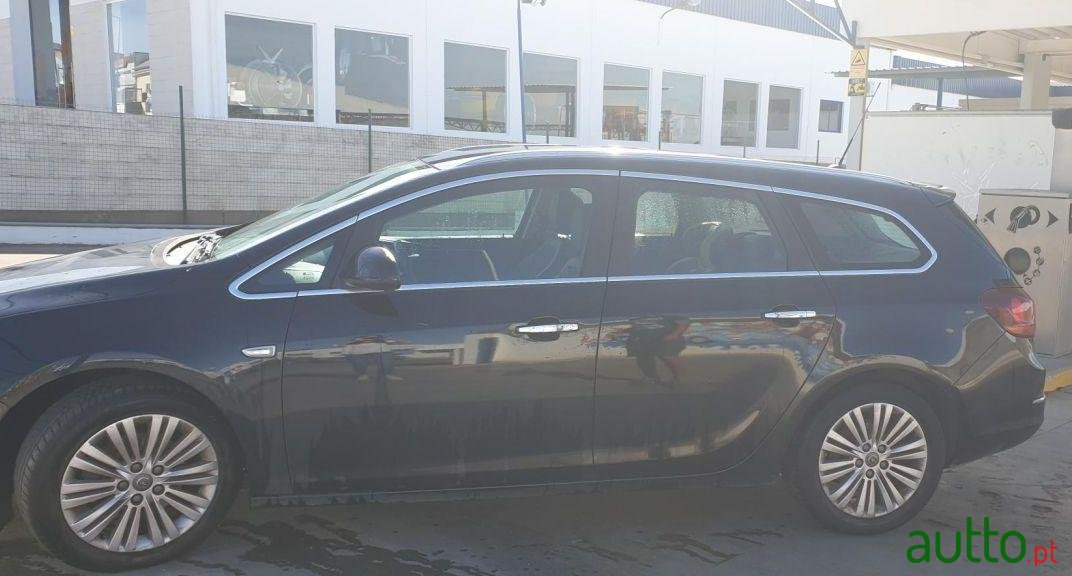 2013' Opel Astra Sports Tourer photo #1