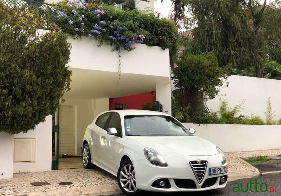 2015' Alfa Romeo Giulietta photo #1