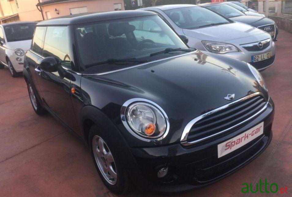 2011' MINI Cooper D photo #2