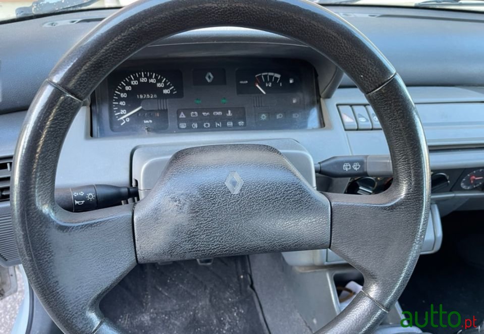 1992' Renault Clio photo #5