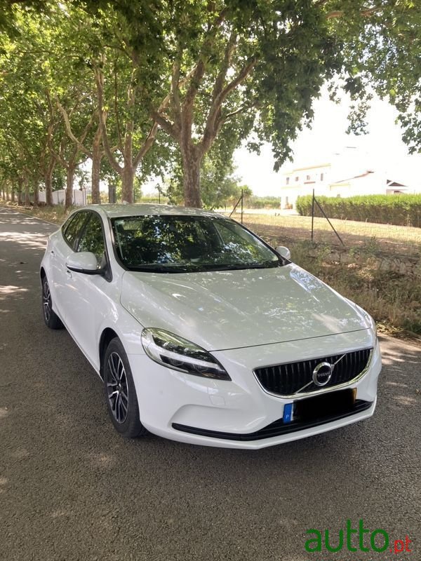 2019' Volvo V40 photo #2